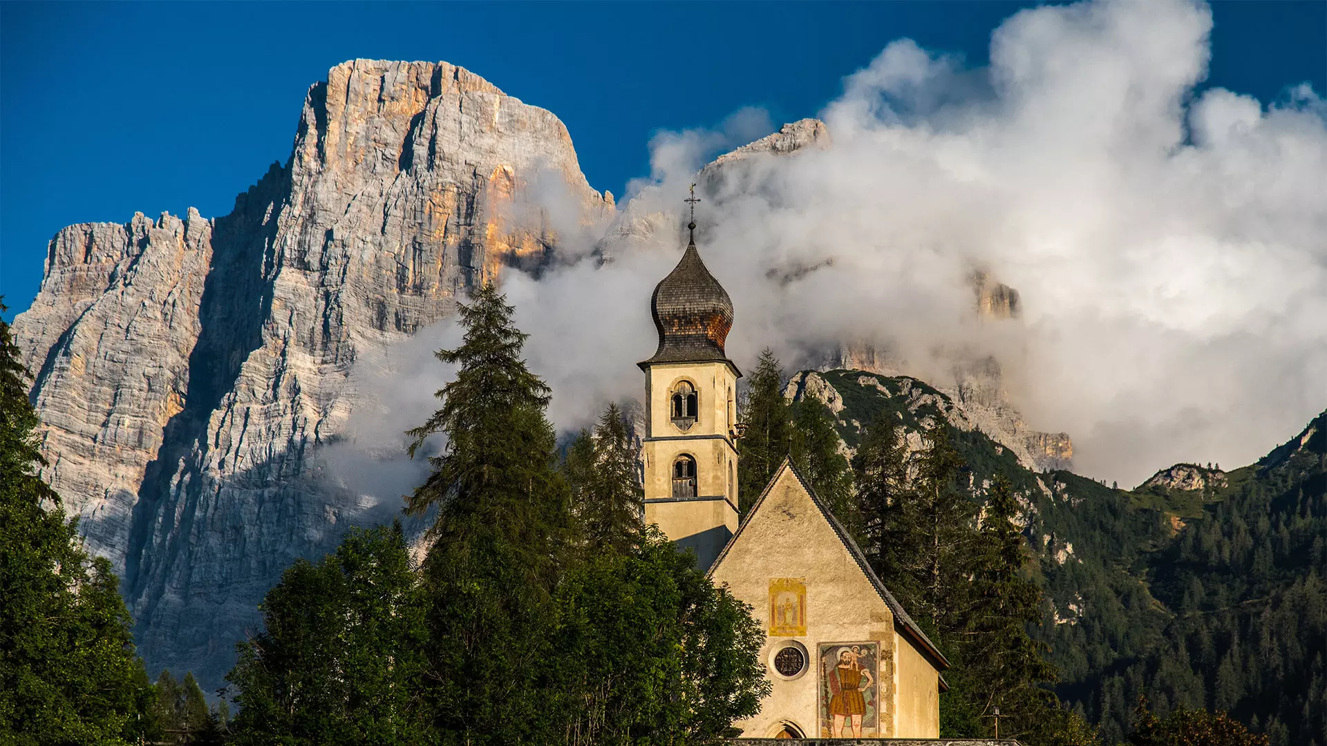 La chiesa di Santa Fosca e il Monte Pelmo alle sue spalle, Selva di Cadore, Val Fiorentina, Dolomitii (BL), Veneto, Italy